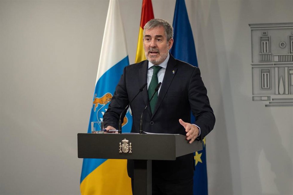 Archivo - El presidente de Canarias, Fernando Clavijo, ofrece una rueda de prensa tras su reunión con el presidente del Gobierno, Pedro Sánchez, en el Complejo de La Moncloa, a 10 de octubre de 2024, en Madrid (España). El objetivo de la ronda de reunio