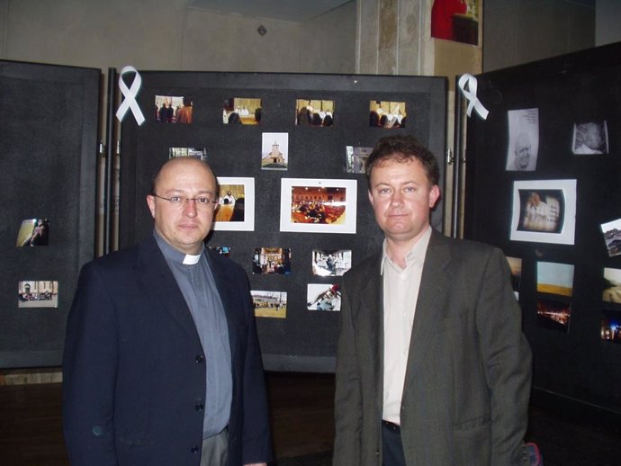 El sacerdote Javier Velasco -a la izquierda- durante su visita a Lublin (Polonia)