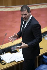 López Campos defiende que la competencia del gallego está "más que acreditada" e insiste en fomentar su uso social