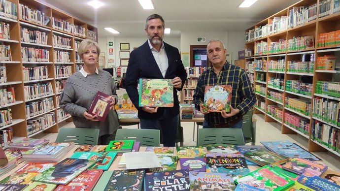 El edil de Mijas, Juan Carlos Maldonado, informa sobre nuevos fondos bibliográficos a las bibliotecas municipales