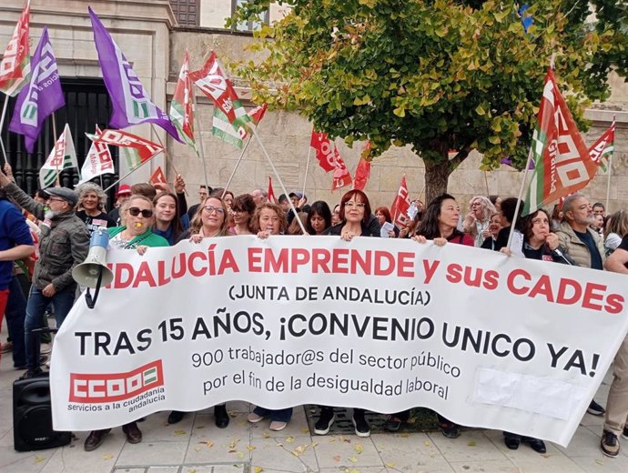 Manifestación de CCOO sobre el convenio de Andalucía Emprende frente a la Delegación de Gobierno de la Junta en Granada. (Imagen de archivo)