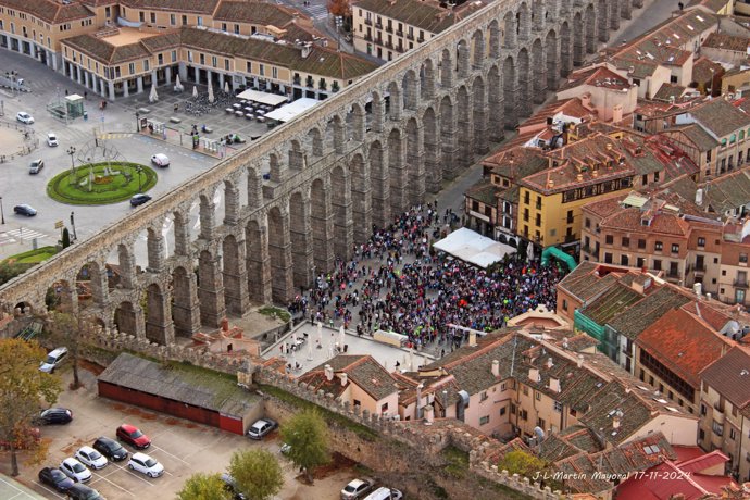 Participantes en la marcha solidaria por la DANA que se ha celebrado este domingo en Segovia