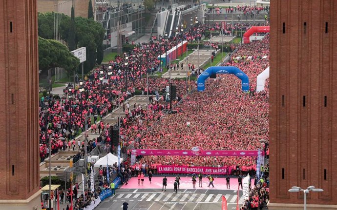 Cristina Silva lidera la 'marea rosa' de 35.000 mujeres de la Carrera de la Mujer de Barcelona