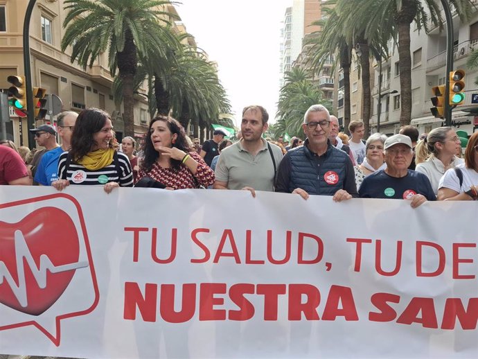 Toni Valero participa en la manifestación de Marea Blanca en Málaga