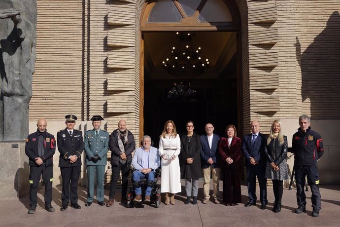 La alcaldesa de Zaragoza, Natalia Chueca, de blanco, en el acto de conmemoración del Día Mundial en Recuerdo de las Víctimas de la Siniestralidad Vial