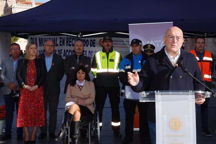 El alcalde de Valladolid, Jesús Julio Carnero, interviene  en el marco de los actos conmemorativos del Día Mundial en Recuerdo de las Víctimas de Accidentes de Tráfico en la plaza de Portugalete.