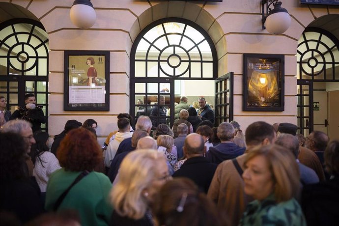 Archivo - Público entrando en el Gran Teatro para ver una proyección del Festival de Cine Iberoamericano de Huelva. (Imagen de archivo)