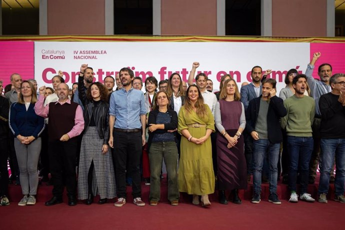 Foto de familia de la nueva Ejecutiva de Catalunya en Comú, liderada las coordinadoras Gemma Tarafa y Candela López, con el ministro de Cultura, Ernest Urtasun, y el eurodiputado, Jaume Asens, entre otros, en la IV Assemblea de los Comuns, en Barcelona.