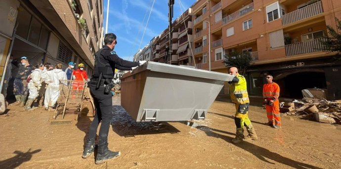 Distribución de contenedores para evacuar el lodo que sigue dificultando el funcionamiento del alcantarillado de Catarroja.