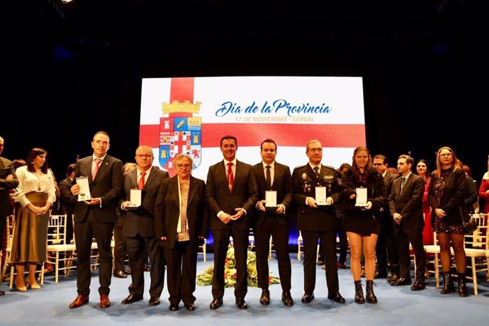 Foto de familia con los homenajeados por la Diputación de Almería en el Día de la Provincia celebrado en Gérgal (Almería).