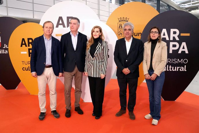 La viceconsejera de Acción Cultural, Mar Sancho, y el director de la Feria de Valladolid, junto a otros responsables en el balance de la primera edición conjunta de Intur y AR-PA.