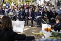 Madrid rinde homenaje con una ofrenda floral a las víctimas de accidentes de tráfico junto al monumento en su memoria