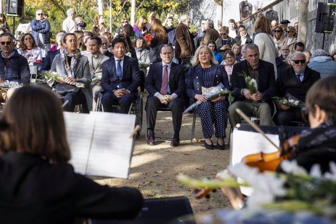 El Ayuntamiento de Madrid rinde homenaje con la tradicional ofrenda a las víctimas de la seguridad vial junto a su monumento de Madrid Río