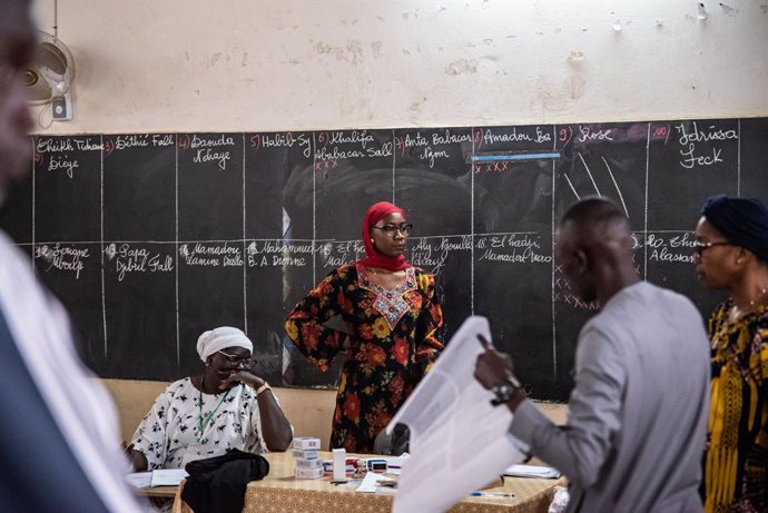 Archivo - March 24, 2024, Dakar, Senegal, Senegal: Ballot counting in Dakar on March 24, 2024 during the 1st round of Senegal's presidential election.