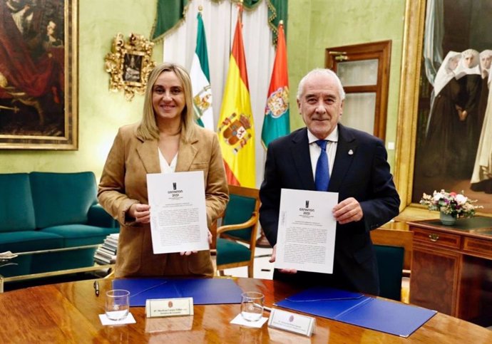 La alcaldesa, Marifrán Carazo, y el presidente de la Federación de Hermandades y Cofradías de Semana Santa , Armando Ortiz, firman el manifiesto del proyecto de Capitalidad Cultural Europea 2031