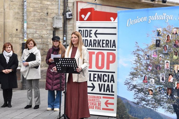 La directora de Tráfico, Estibaliz Olabarri,  en el acto en memoria de las víctimas de accidentes de tráfico, organizado en Vitoria-Gasteiz por la asociación Stop Violencia Vial Euskadi