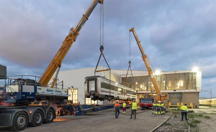 Renfe programa una operación especial para transportar tres trenes de Cercanías por carretera y reforzar la línea C1 en el tramo Silla-Gandia