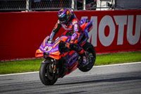 Ayuso y Almeida felicitan al piloto Jorge Martín tras alzarse con el campeonato del mundo de MotoGP