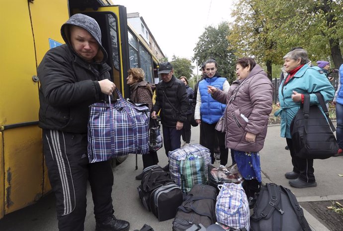 Archivo - October 17, 2024, Kharkiv, Ukraine: KHARKIV, UKRAINE - OCTOBER 17, 2024 - People from the Kupiansk community arrive at an evacuation point as mandatory evacuation from four communities in Kharkiv region has kicked off due to hostilities, Kharkiv