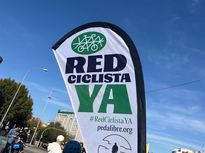 La 'Bicifestación' recorre Delicias para pedir un carril bici que conecte el barrio con el centro