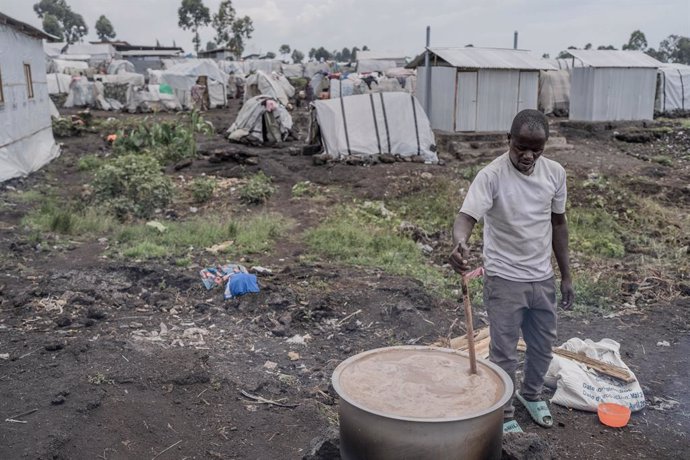 Archivo - GOMA (DR CONGO), Feb. 8, 2024  -- A man prepares food in a refugee camp on the outskirts of Goma, North Kivu province, Democratic Republic of the Congo, on Feb. 8, 2024. Escalating violence in eastern Democratic Republic of the Congo (DRC) has f