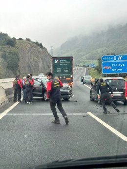 Bomberos autonómicos asisten un accidente de tráfico