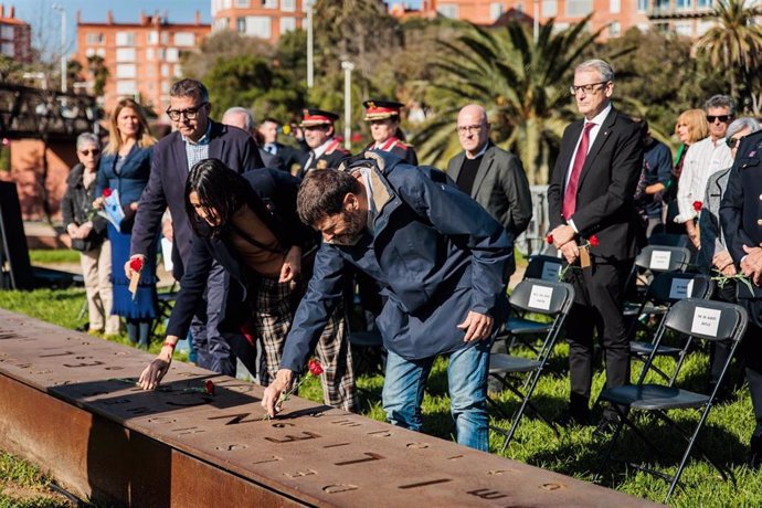 La consellera de Interior y Seguridad, Núria Parlon, y el teniente de alcaldía de Prevención, Seguretat, Convivencia y Régimen Interior, Albert Batlle, en la ofrenda floral, a 17 de noviembre de 2024