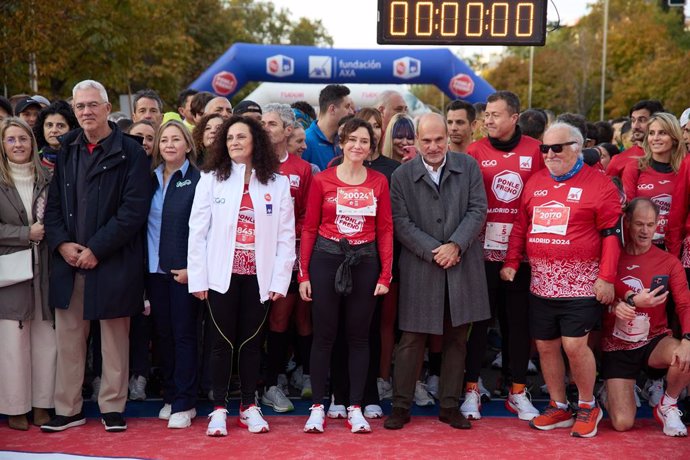 La presidenta de la Comunidad de Madrid, Isabel Díaz Ayuso (c), el periodista Manu Sánchez (3d), el director de la DGT, Pere Navarro (2d), y el exatleta Abel Antón (d) durante la Carrera Ponle Freno Madrid 2024, a 17 de noviembre de 2024, en Madrid (Españ