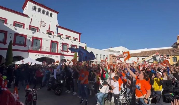 Vecinos de San Sebastián de los Reyes celebran el triunfo del piloto Jorge Martín, campeón del mundo de MotoGP, nacido en la localidad madrileña