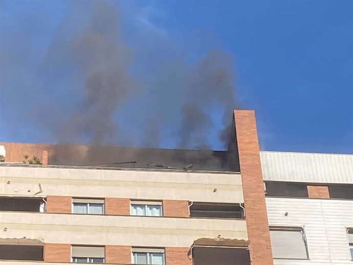 Extinguido un incendio provocado por un patinete en el ático de una vivienda de València