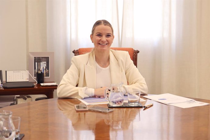 Archivo - La presidenta del Govern, Marga Prohens, durante una reunión con el vicepresidente y conseller de Economía, Hacienda e Innovación del Govern balear y el director general de Presupuestos y Financiación, en el Consolat de Mar, a 8 de noviembre de 