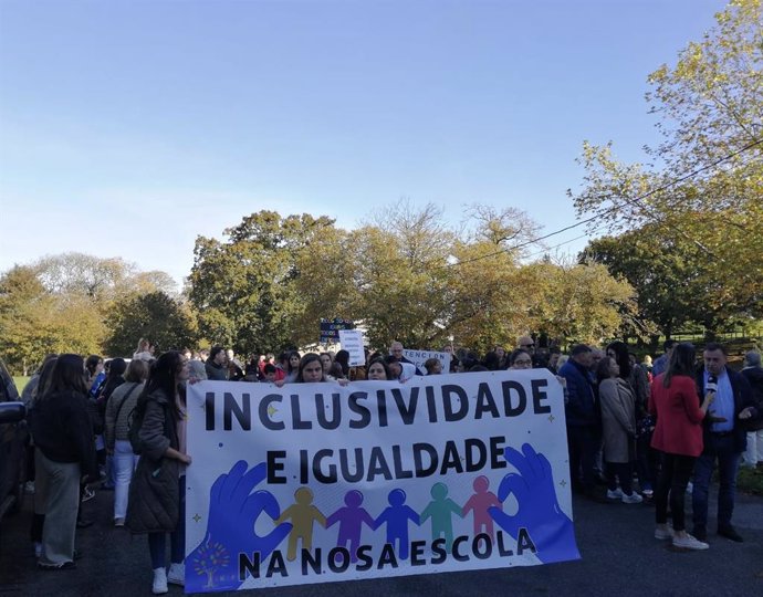 Comunidad educativa, familias y vecinos de Monterroso se manifiestan para demandar más medios en el CEIP.