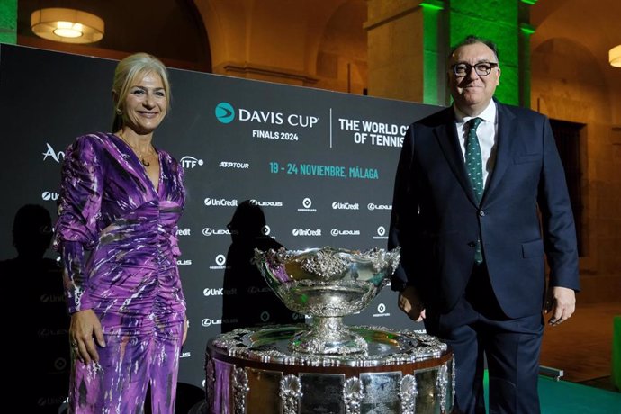 La consejera de Cultura y Deporte, Patricia del Pozo, acompañada por el consejero de Turismo y Andalucía Exterior, Arturo Bernal, junto a la Copa Davis.