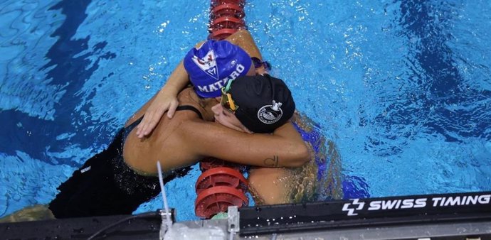 Abrazo de María de Valdés (CN Mataró) y Ángela Martínez (KZM Swimming Team) tras nadar ambas por debajo de la mínima mundialista en la serie rápida vespertina de los 1.500 libre femeninos