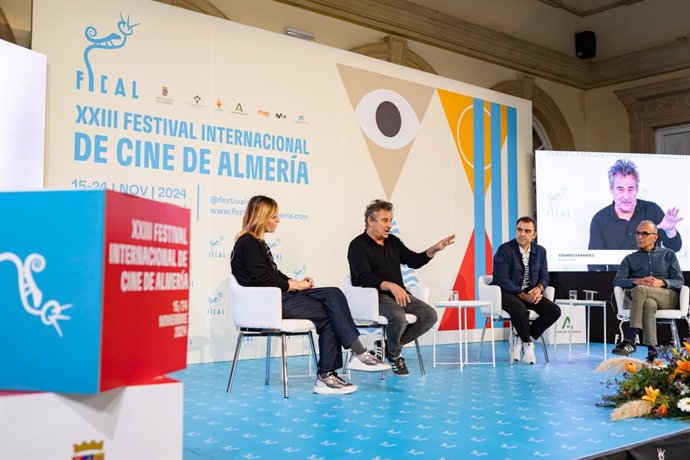 La actriz Nathalie Poza, el actor Eduard Fernández, el productor Xabier Berzosa y el periodista Gerardo Sánchez, durante su participación en una mesa redonda en Fical.