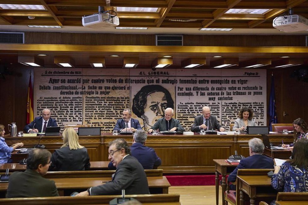 El exdirector del Aeropuerto Adolfo Suárez-Madrid Baraja, José Antonio Álvarez Fernández (1i), comparece en la Comisión de investigación por contratos públicos durante la pandemia de covid-19, relacionadas con el caso Koldo, en la sala campoamor del Sen