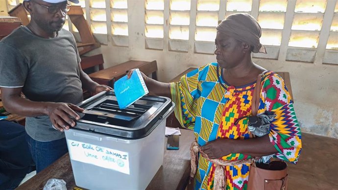 Una mujer deposita su voto en un centro de votación de Libreville en el referéndum constitucional de Gabón