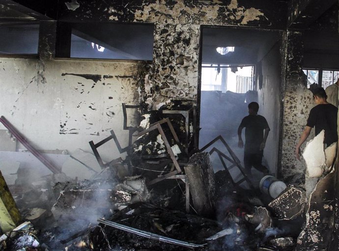 Vista de una escuela usada como refugio bombardeada por el Ejército israelí en  el campamente de Al Shati, en la ciudad de Gaza 