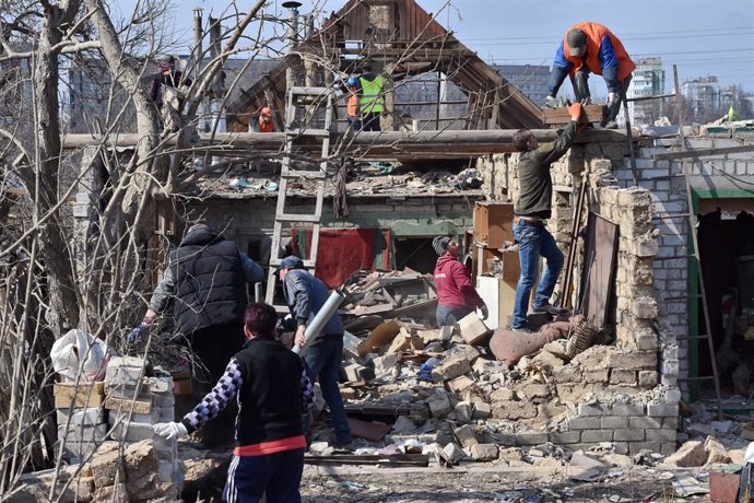 Archivo - March 23, 2024, Zaporizhzhia, Ukraine: Local residents trying to save at least something at the backyard of their private house that was heavily damaged by Russian shelling in Zaporizhzhia. Russia launched another large-scale drone and missile a