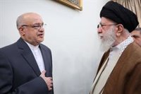 Jamenei recibe al embajador iraní en Beirut tras recuperarse de las heridas por la explosión de 'buscas'