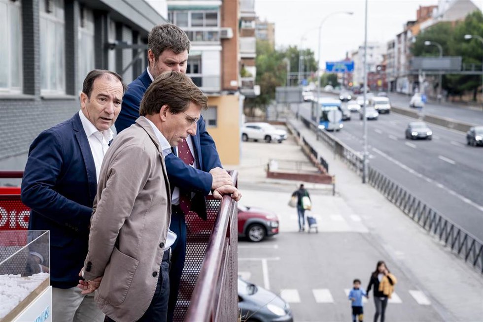 Archivo - El delegado de Urbanismo, Medio Ambiente y Movilidad, Borja Carabante (i), y el alcalde de Madrid, José Luis Martínez-Almeida (d), visitan las obras de soterramiento de la A-5 y la construcción del Paseo Verde del Suroeste, a 11 de octubre en 