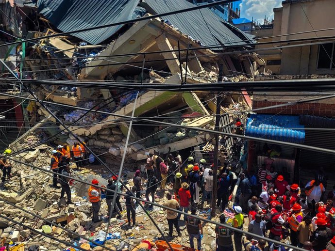 Equipos de búsqueda y rescate trabajan tras el derrumbe de un edificio comercial en Dar es Salaam, centro económico de Tanzania