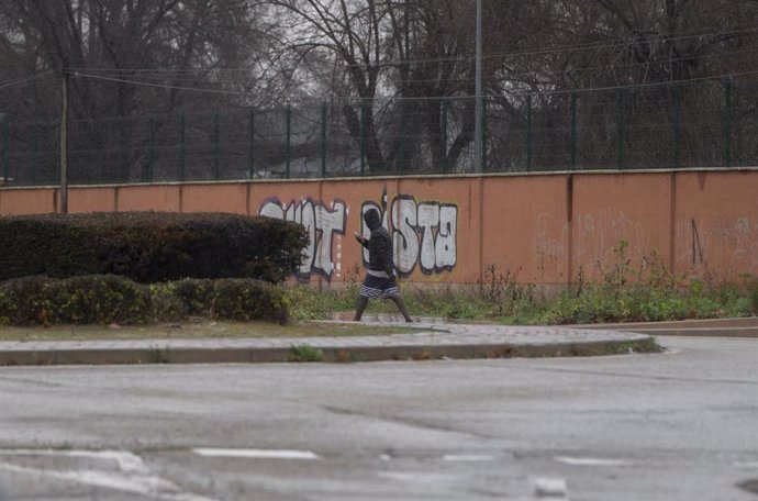 Archivo - Un migrante camina en las inmediaciones del centro de Emergencia, Acogida y Derivación en el Acuartelamiento 'Primo de Rivera', en Alcalá de Henares, Madrid (España). 