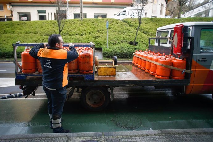 Archivo - Un repartidor de bombonas de butano revisa las bombonas, a 21 de noviembre de 2023, en Lugo, Galicia (España).  El precio máximo de venta al público de la bombona de butano ha subido un 5% alcanzando los 15,14 euros tras seis bimestres consecuti