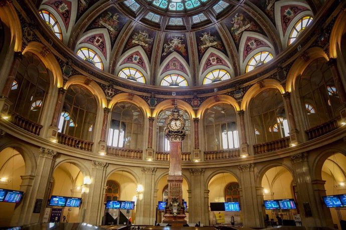 Archivo - La Bolsa de Madrid, en Madrid (España)