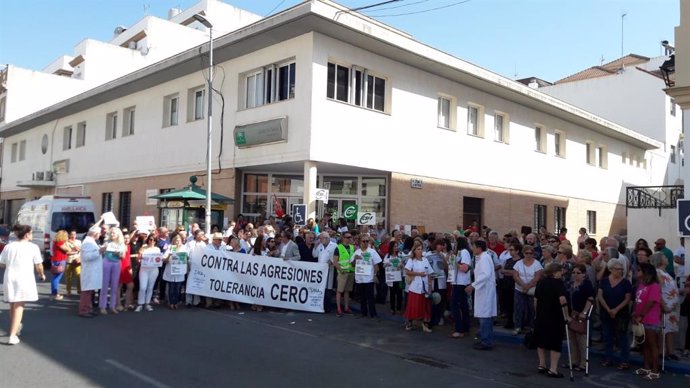 Archivo - Imagen de archivo de una concentración de rechazo a las agresiones a profesionales de la sanidad 