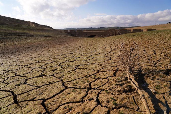 Archivo - Los restos del antiguo pueblo de Peñarubia han quedado al descubierto por la ausencia de agua en el embalse de Guadalteba a causa de la extrema sequía , a 3 de febrero de 2024 en Málaga, Andalucía, (España). 