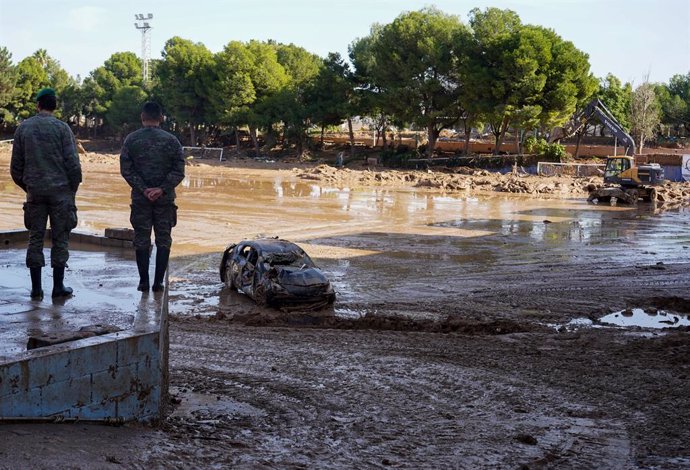 Dos militars en una zona afectada per la DANA, a 17 de novembre del 2024, a Paiporta, València