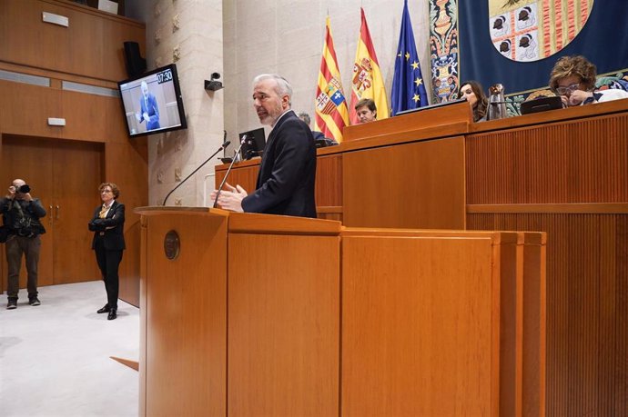 El presidente del Gobierno de Aragón, Jorge Azcón, en las Cortes.