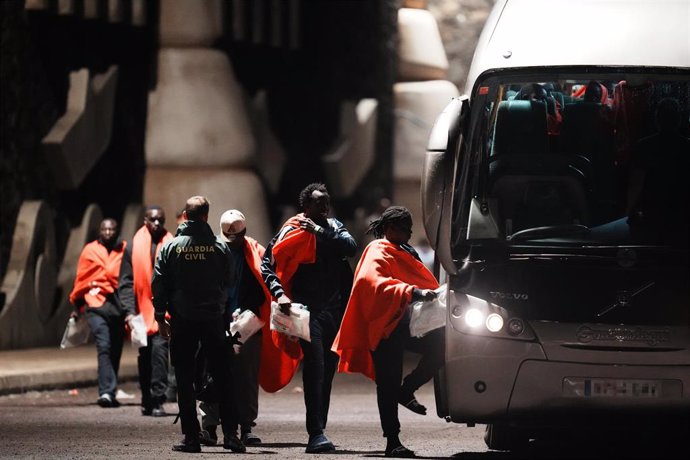 Archivo - Un grupo de migrantes sube a un autocar a su llegada a la isla de El Hierro, a 2 de noviembre de 2023, en El Hierro, Canarias (España). Salvamento Marítimo ha rescatado en la noche de hoy una patera con 49 migrantes a bordo en aguas cercanas a l